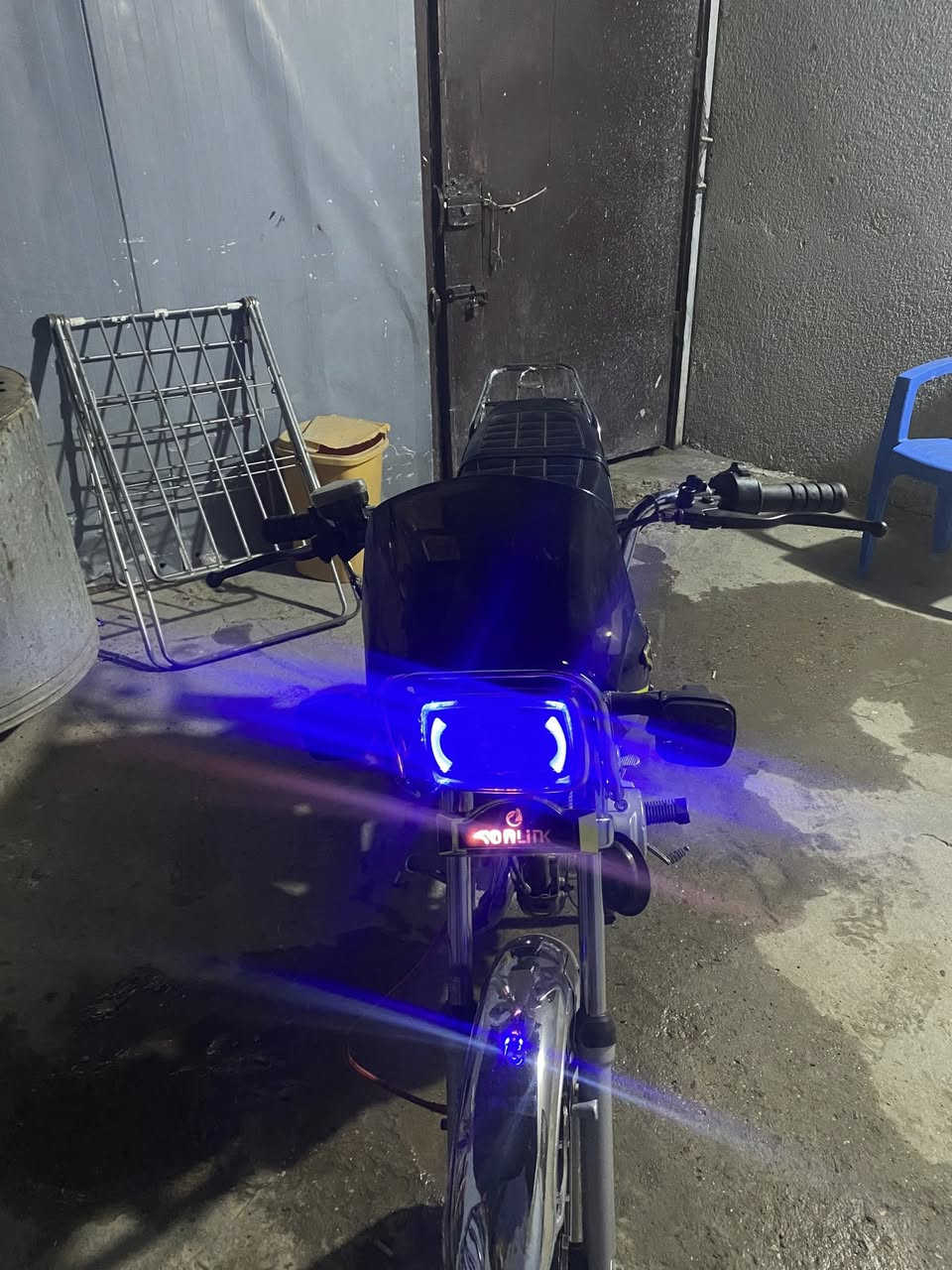 دراجة سونك للبيع كاملة مكملة نقص واحد بيهة ماكو خير من الله والله شاهد لا دلفري اشتغلت بيهة مال مدرسة اداوم بيهة واذبهة تجي وتكلب الصور ضالمتهة ما بيهة اي نقص 
سعرهة ب700
مكاني بل غزالية ومتواجد بل شعلة 
الرقم واتساب ***********
