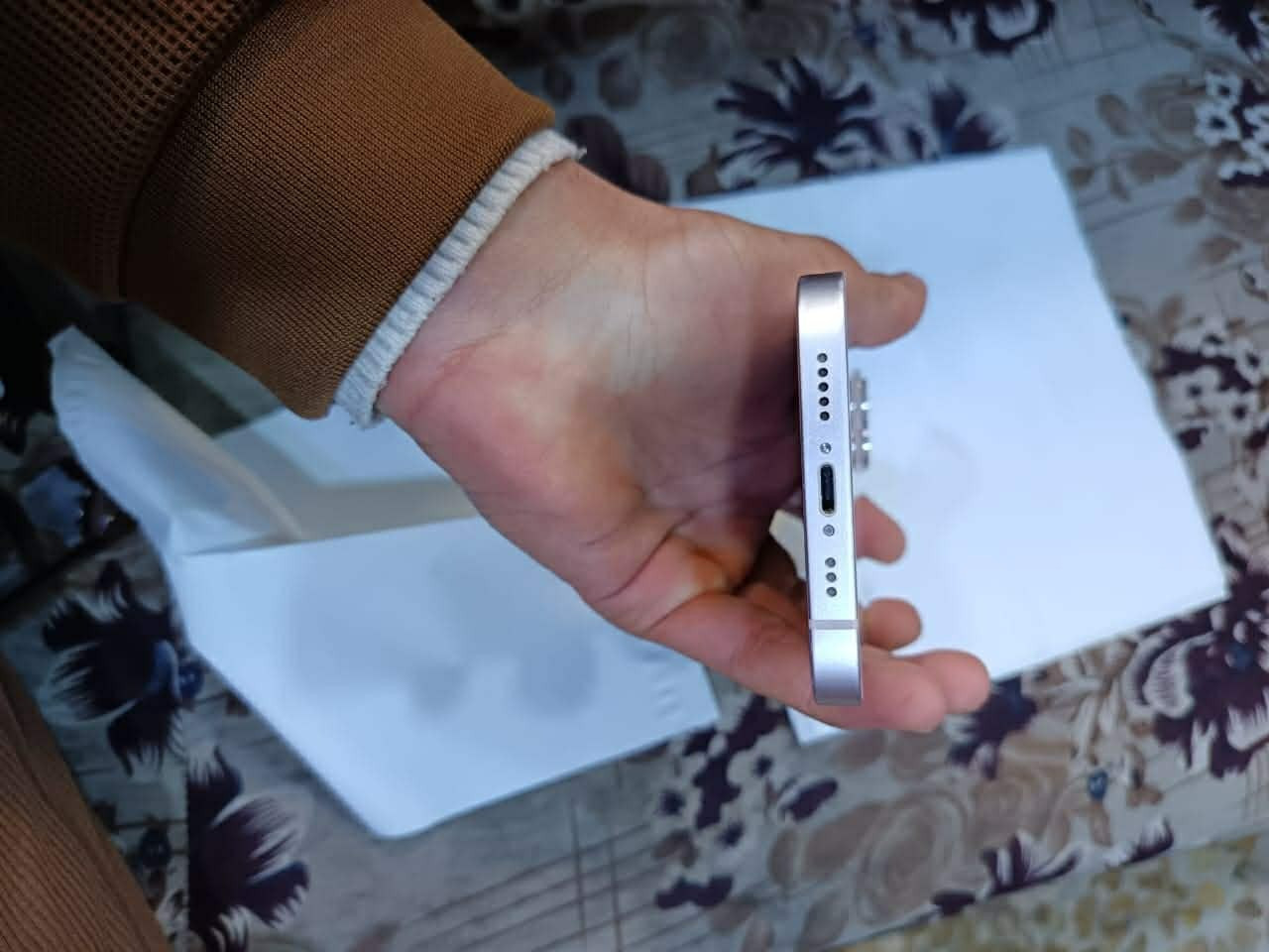 جهاز 13 عادي البطاريه 81 ذاكره128 تك سيم جهاز نضافه 90‎%‎ والجهاز نور مان قطقه وحده ما مفتوح وين ما اتريد تفحصو افحص سعر 450 بي مجال قليل حيل للشراي  واتساب ‏‪***********‬‏
