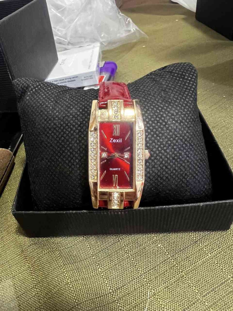 ساعات بهذه الشكل لون احمر عدد 6 قطع ولون الاخضر عدد2.  السعر مع التوصيل 30.     ***********
