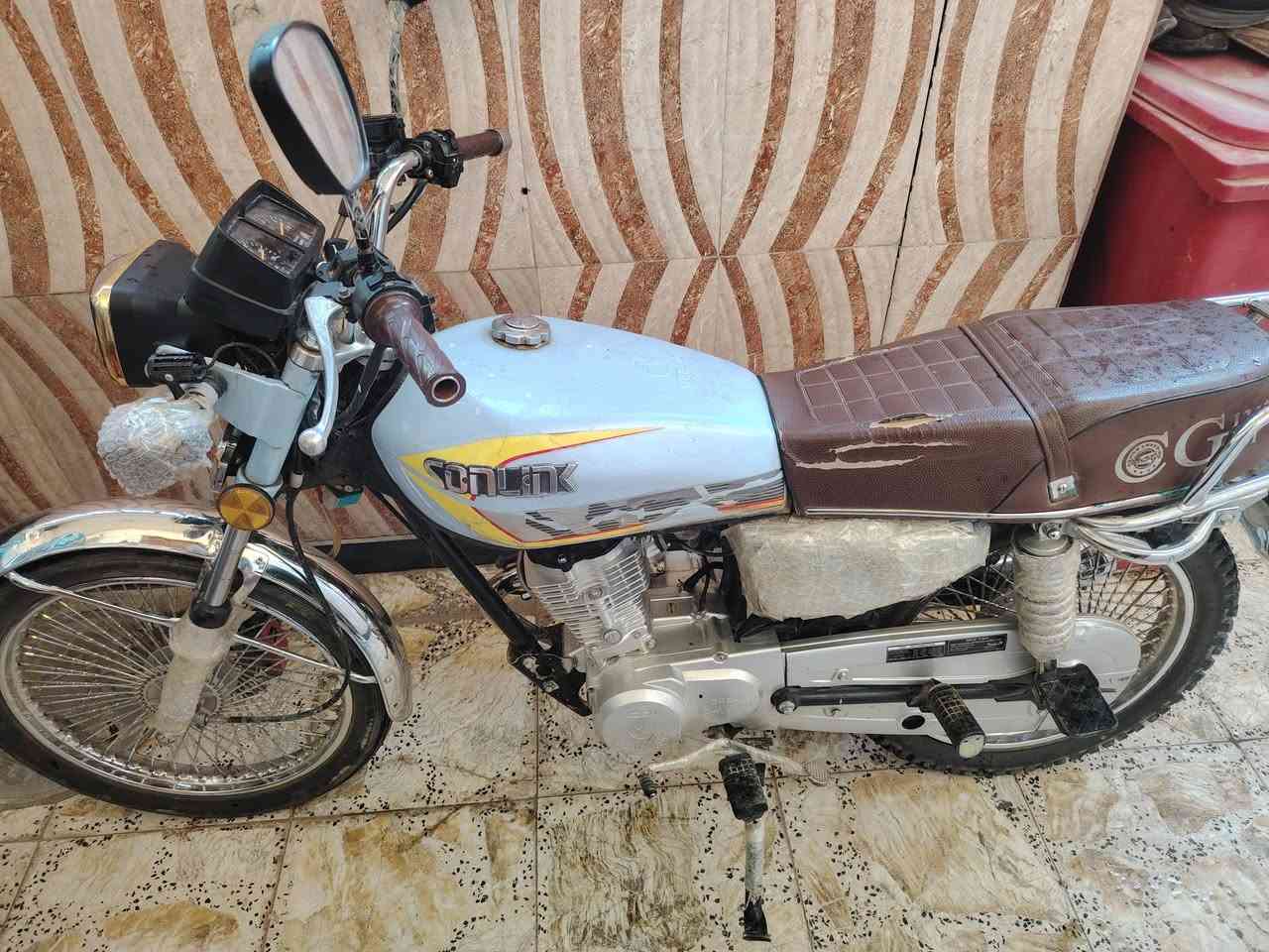 السلام عليكم دراجة سونك للبيع َمكينة مكفولة أوراق اصولي دراجة نضيفة موديل ٢٤ السعر ٦٢٥ وبيها مجال للطيبين مكاني واسط صويرة ***********
