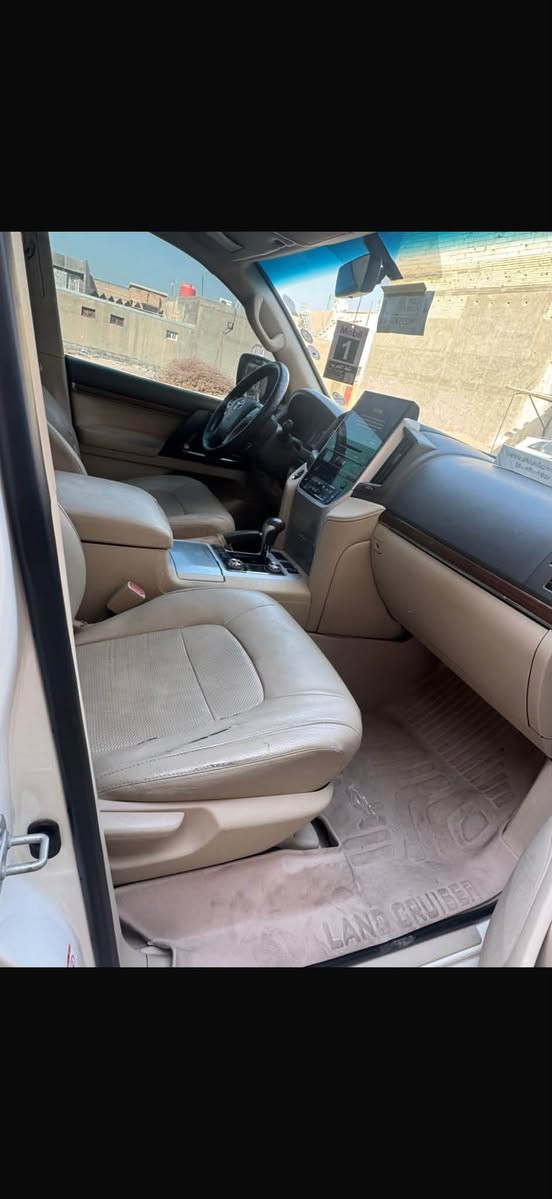 السلام عليكم 
 لاندكروز 18 خليجية كاز سياره نظيفة بيها صبغ جاملق ايمن وطرف البنيد بدون ايرباك وباقي كفاله عامه السعر380 وبيها مجال بسيط مكان السياره البصرة 
للتواصل واتساب واتصال 
***********
