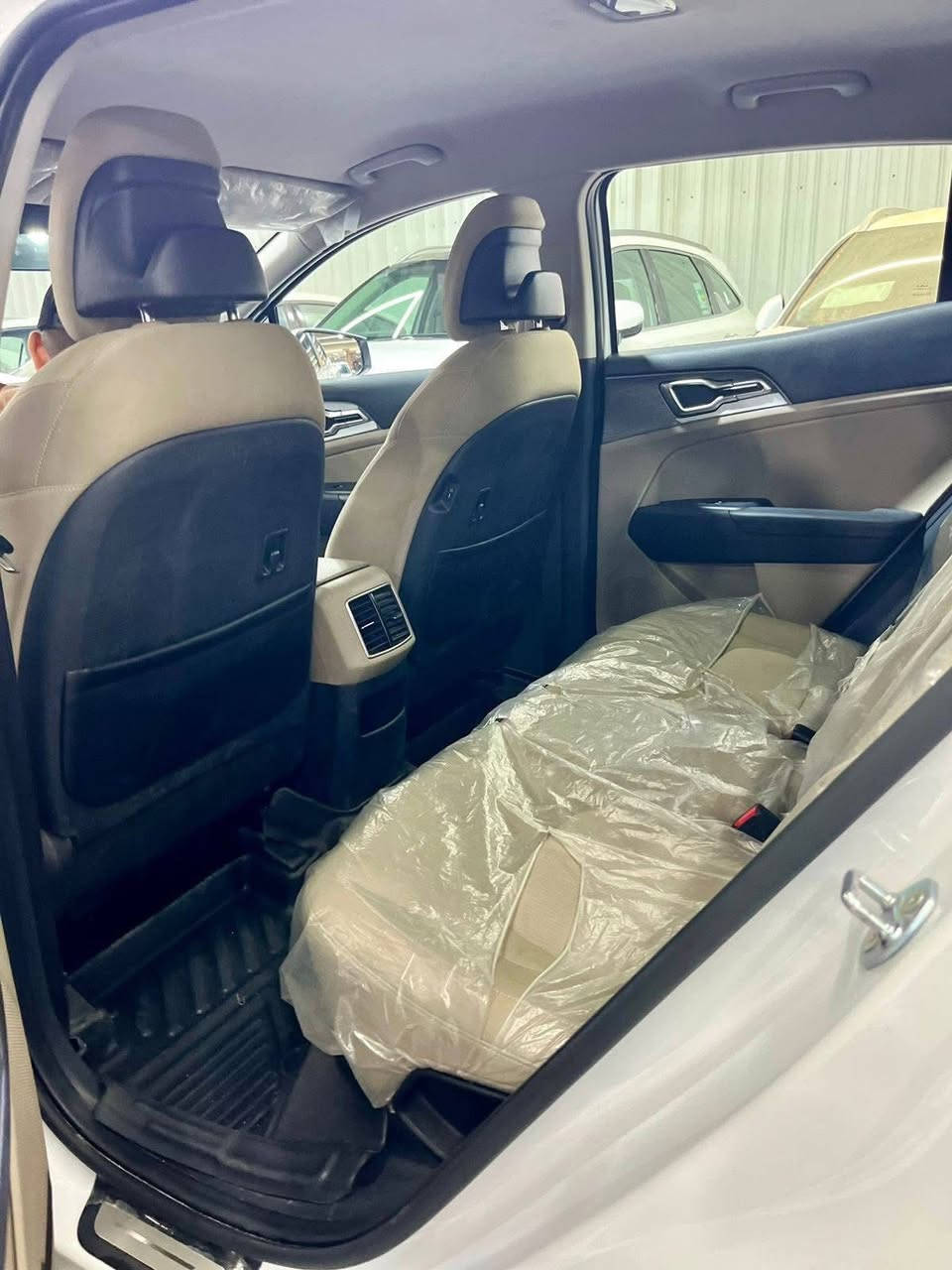 🚗 السلام علكيم
KIA SPORTAGE 2025 
  
رقم السيارة بابل 
  🛣️  المسافة المقطوعة  7000 الف كيلو قابل لزياده 
------------------------------------------------------------ 
✅ المواصفات:   
✅ الموديل: 2025
✅ الحالة: كفاله عامة من كلشي 
✅ المنشأ: وارد خليجي 
🔹 قطعتين تبريد
🔷 مانع انزلاق
🔷وضعيات القياده Dirve mod 
🔷 هند بريك
🔷 داخل مخمل اوف وايت
🔷 اشاير بالمري
🔷 شاشه وسطيه تدعم car play
🔷جنطه كهرباء 
🔷شاشه تدعم القبله 
🔷شاشه متصله 
🔷كراسي كهرباء 
🔷مداخل تايبسي+USB 
🔷جامه سايق AUTO 
🔷 جميع اغراض السياره غير مستخدمه (عده الصيانه) (الاطار الاحتياط) 
🔷 باقي المواصفات معروفه
🔷 مع العلم السياره 4X فورويل
📍 السيارة موجوده بابل 
السعر233 ورقه وبيها مجال للمشتري
📞 للأستفسار الاتصال على الرقم
***********
