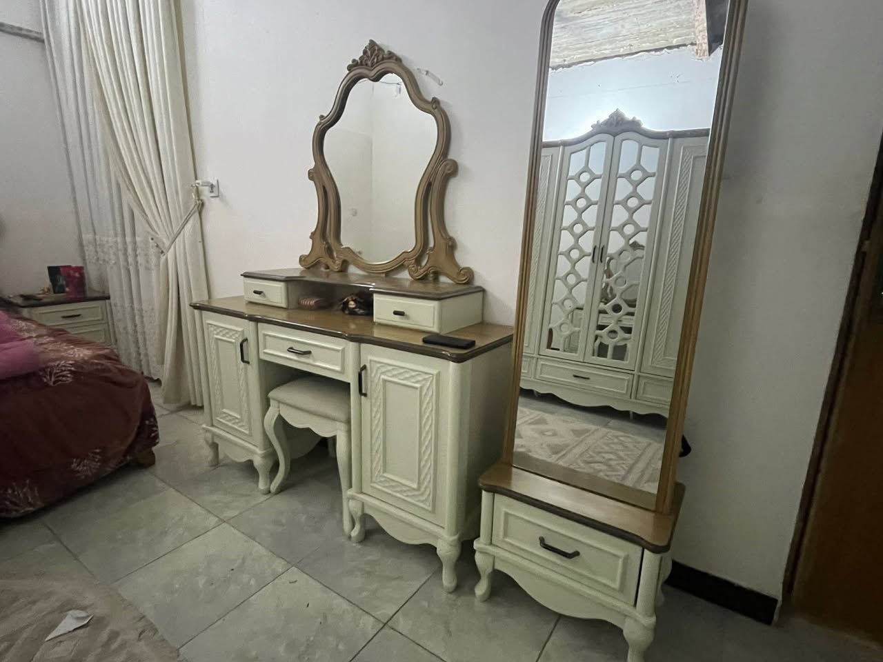 الغرفه صارهه 
اقل من سنه
كل ضرر مابيه نضافه 100
تجي وتشوف بعينك الله شاهد اني ماخذهه 3 مليون وميه حته وصل المعرض موجود اني لئن اريد ابني فوك فاا مايكفي المكان 
7 قطع الخشب المضغوط البيبان كل جكات شفط
اريدها مليون و٢٠٠


**إذا كنت صاحب هذا الإعلان وتريد حذفه لأي سبب، رجاءا أرسل رسالة إلى الدعم الفني**