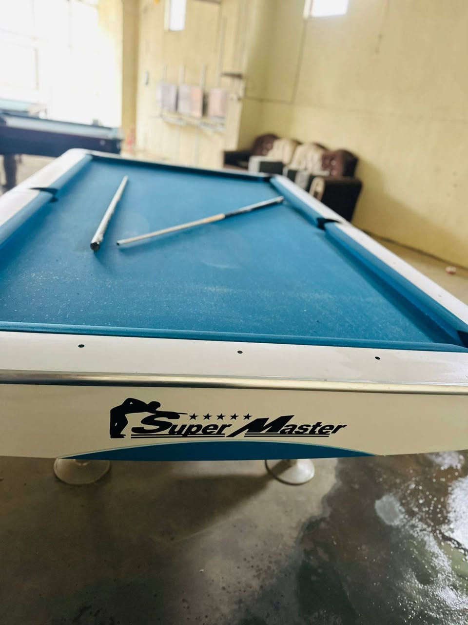 السلام عليكم عندي قاعه بلياردو للبيع قاعه متكامله   سوبر ماستر عدد2
ملعوب عليه شهر واحد فقط 
اثنين بليارد عراقي 
ثلاثه بلازمات حجم 32 
ثلاثه بلاي 4 فات سلم
منظومه قنوات رياضيه مشفره 
بلازما عارض حجم 62 
منظومه انترنت كامله 
صوبه غازيه كبيره
طقم قنفات نظيف 
كيوبات كامل كرات كامل 

ملاحظه ابيع القاعه شلعه واحده ما ابيع جزء واخلي جزء 

للتواصل ***********
