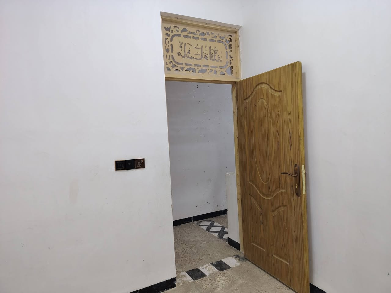 يالله سلام عليكم دار للايجار بغداد المدائن خلف أسواق سبلاش مقابل مركز شرطة المدائن الدار يتكون من غرفه نوم وصاله واستقبال ومطبخ والطابق الثاني غرفتين نوم للاستفسار أكثر إتصل على الارقام *********** أو *********** وات ساب
