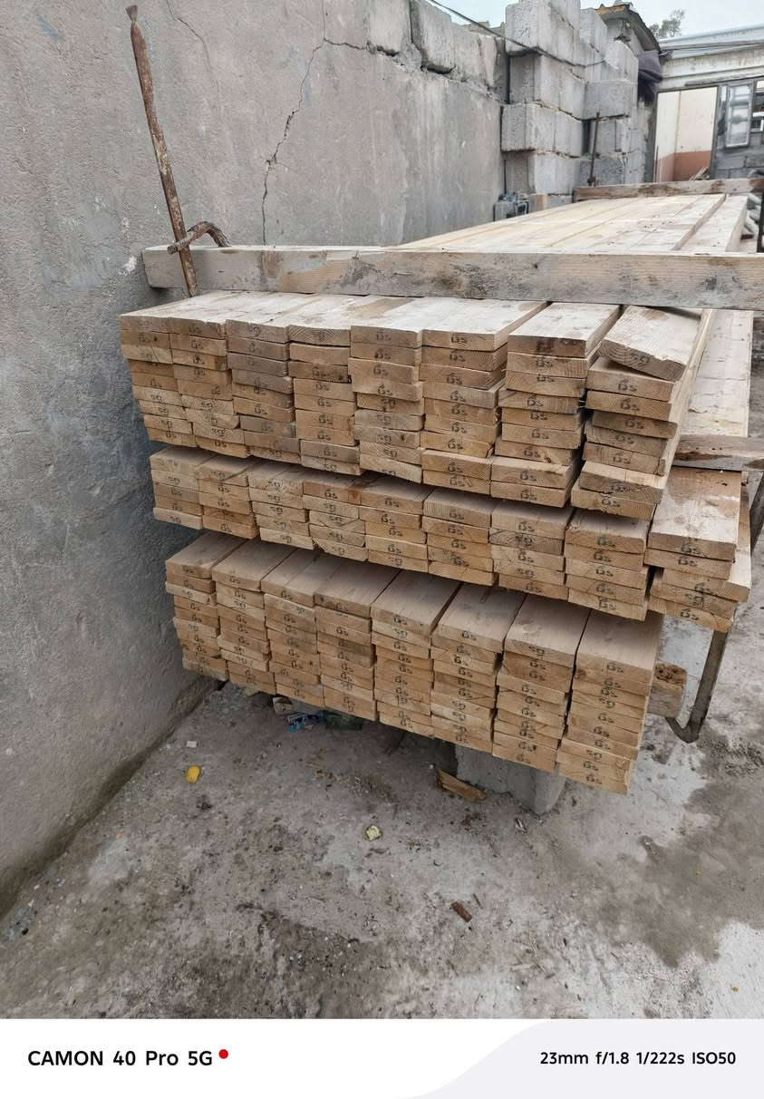 السلام عليكم خشب للبيع مكاني كربلاء تلث مكاعب البو 4 والباقي مقاصير سير ابو 3 سير ابو متر ونص ولوح متر متر ونص كدام عينك ***********السعر مليونين وبيهن مجال
