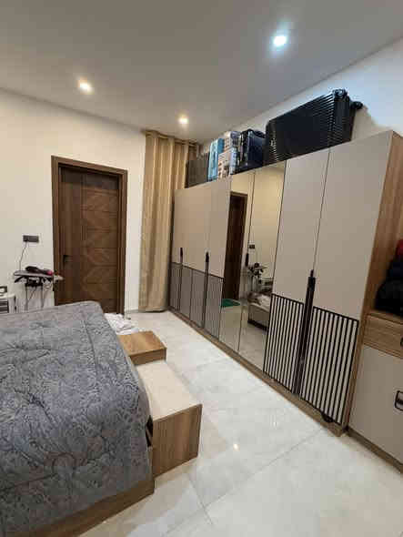 غرفة نوم 11 قطعة 
كنتور 8 أبواب 
بالاضافة كنتور خارجي بابين مع الدوشك مطلوب 
مليون غرفة جديدة موجود ةبالمنصور 
للتواصل
***********
