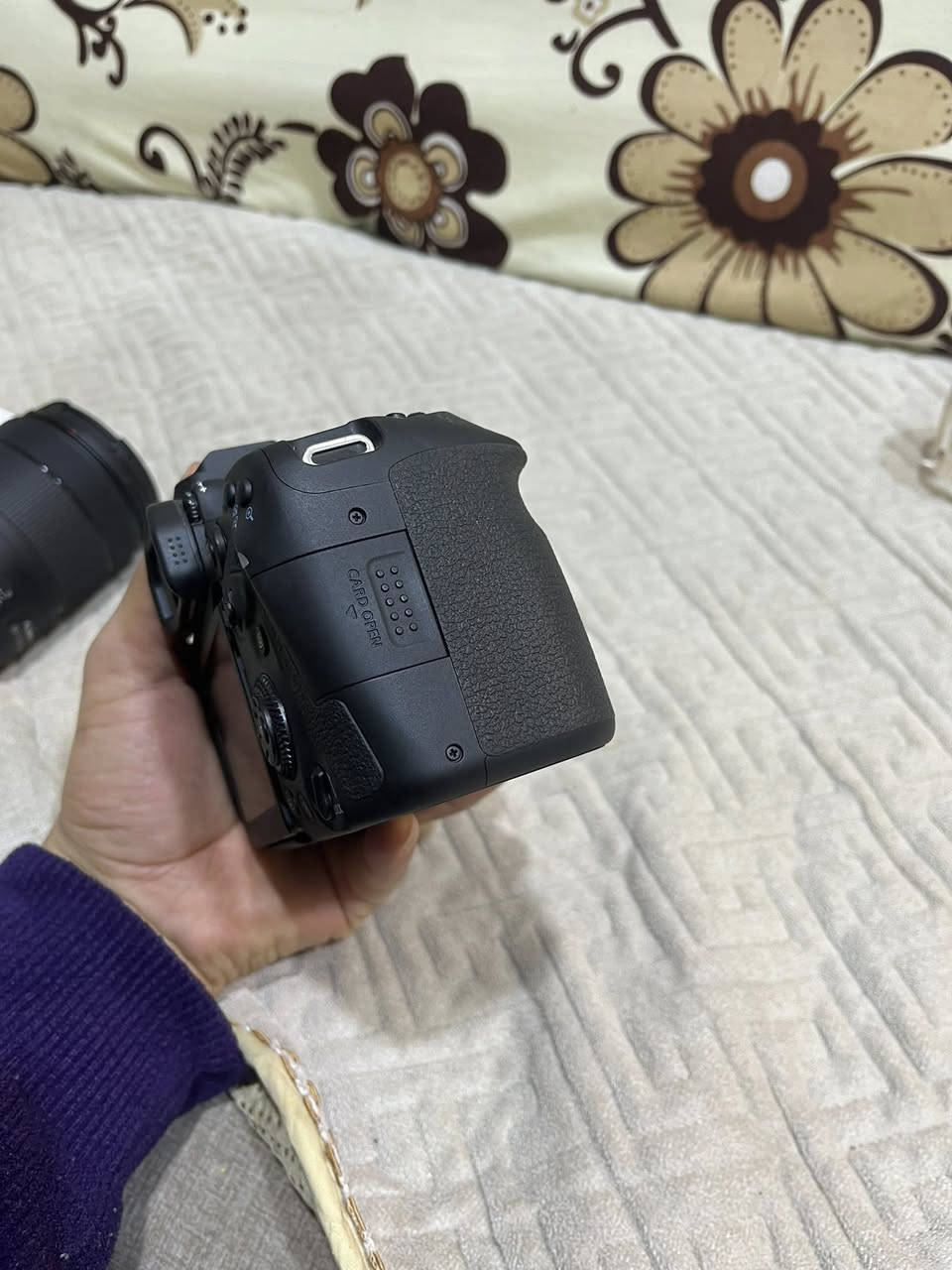 السلام عليكم ورحمة الله وبركاته 
كأمره كانون 90D حتى كارتونتها موجوده 

للبيع 

الرقم : ***********
