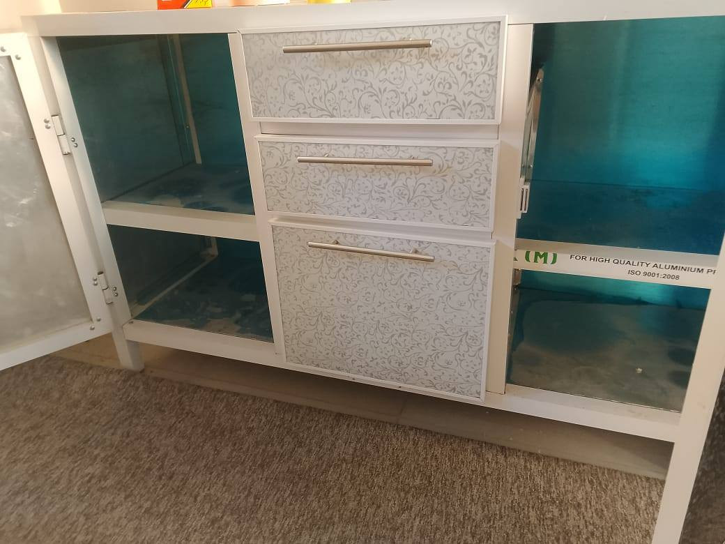 كاونتر المنيوم مستعمل نقص شكم يدة مال باب السعر ٢٠٠ وبي مجال للشراي *********** واتساب
