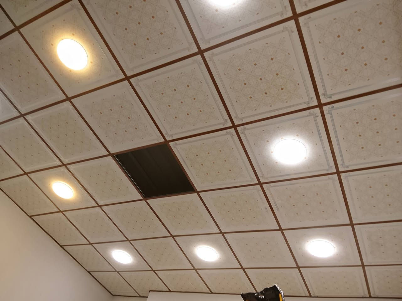 جزءمن العمل سقف ثانوي وبديل الخشب والرخام ***********
