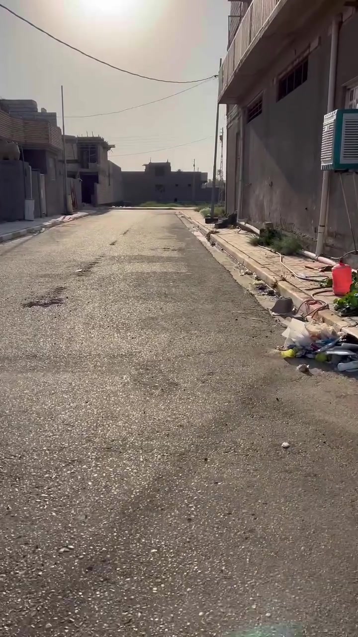 السلام عليكم، معروض للبيع قطعة أرض سكنية مميزة في حي الزهراء (الرجيبة)، وكما هو موضح في الفيديو
 الموقع: قريبة جداً من الشارع الرئيسي العام (مقابل محطة الوقود / البانزين خانة) بواجهة مباشرة على الشارع العام.
  المميزات: منطقة سكنية جديدة ومرغوبة جداً، مكتملة الخدمات (كهرباء ، ماء، تبليط، مدارس وجميع الخدمات ).
 المساحة: 250 متر مربع.
 الواجهة: 12.5 متر.
 السند: طابو صرف (جنس العقار).
 ملاحظة: القطعة مجاورة للهيكل الموضح في التصوير 
للاستفسار أو الشراء مراسلة الصفحة 
أو الاتصال بالأرقام : *********** / ***********
