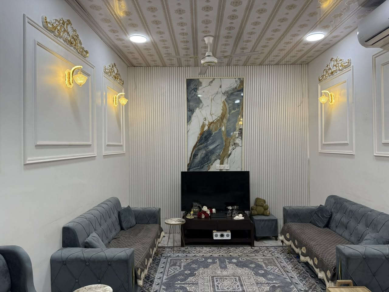 السلام عليكم بيت طابق واحد متكون من استقبال وغرفة نوم وصالة وصاله ومطبخ وصحيات داخليه وخارجيه زائد حديفة وطارمه بناء حديث المساحه 200السعر خاص ***********
