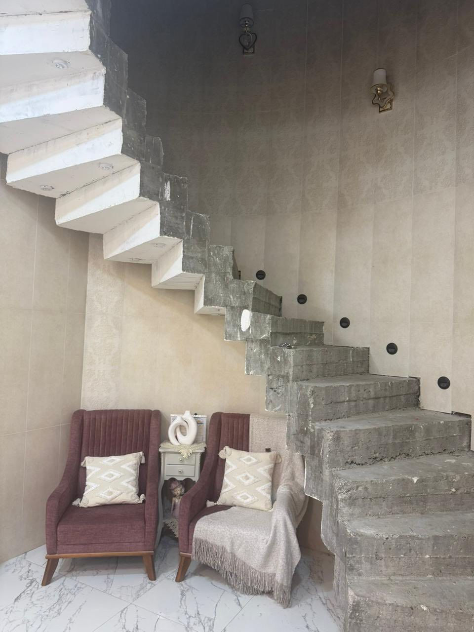 بيت للبيع
المساحه 200م
سند 25 طابو اسهم
شارع السفينه حي المختار شارع الامام الرضا 
بناء درجى اولى سنة 2023 
السعر 185 وبي مجال
للاتصال ***********
