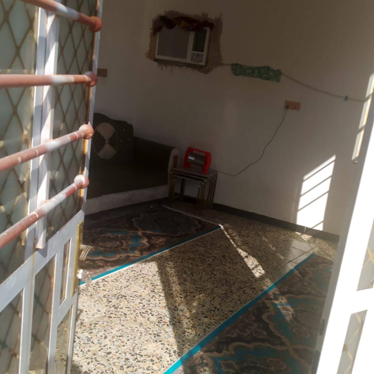 السلام عليكم يوجد بيت للبيع المساحه 150 ركن وبناء حديث و قاطين
يحتوي على غرفتين وصاله ومطبخ واستقبال الطابق الارضي 
 والطابق الفوك يحتوي على غرفتين وصاله وحمام السعر 75 وبي مجال العنوان زعفرانية دور الصحه الثانية *********** الاستفسار اتصال او وتساب
