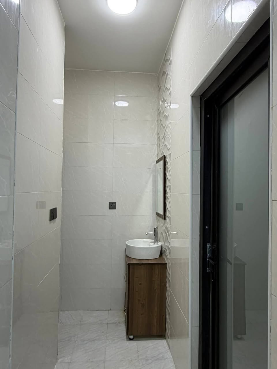 🏡 دار للبيع — 200 متر طابو صرف
📍 الموقع: حلّة شارع 80 جهة كربلاء قرب جامع الرحمن، ويبعد فقط 200 متر عن شارع 80
ومقابل المدرسة

🔹 تفاصيل الدار:
▪️ 4 غرف نوم
▪️ غرفتين بالطابق الأرضي
▪️ غرفتين بالطابق الثاني
▪️ الهول مفتوح على الصالة مع باب دفترية

🔹 مواصفات البناء :▫️ أرضيات بورسلين▫️ المطبخ مغلف بورسلين هندي من أرقى الأنواع▫️ مطبخ حار وبارد▫️ شبابيك دبل جام ▫️ أبواب شبيه القاصه▫️ سحبات بالجدران▫️ سقوف جبسن بورد

للتواصل او الاستفسار:
الاتصال على الرقم او مراسلتنا على الواتساب
 ***********
