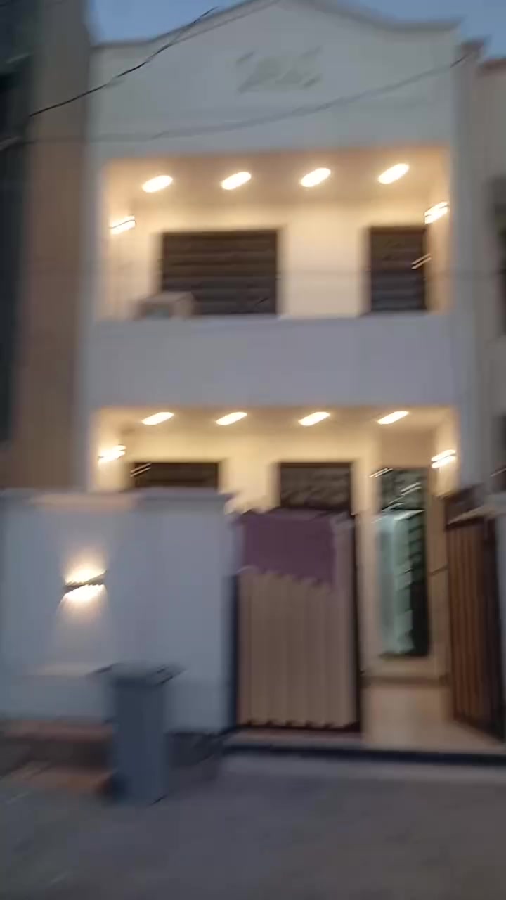 مشتمل للبيع مساحة 100 متر العنوان بغداد الكرخ منطقة الدوانم نهاية الري مجاور حي الري شارع بغداد جميع الخدمات متوفرة ماء كهرباء تبليط واتساب ***********

