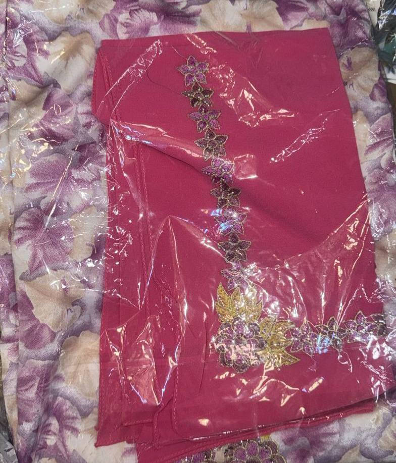 مخاوير مفصلة وكاملة مع الشال بدون خياط 

القماش حرير درجة أولى اذا مو نفس التصوير يرجع  💗🔥


**إذا كنت صاحب هذا الإعلان وتريد حذفه لأي سبب، رجاءا أرسل رسالة إلى الدعم الفني**