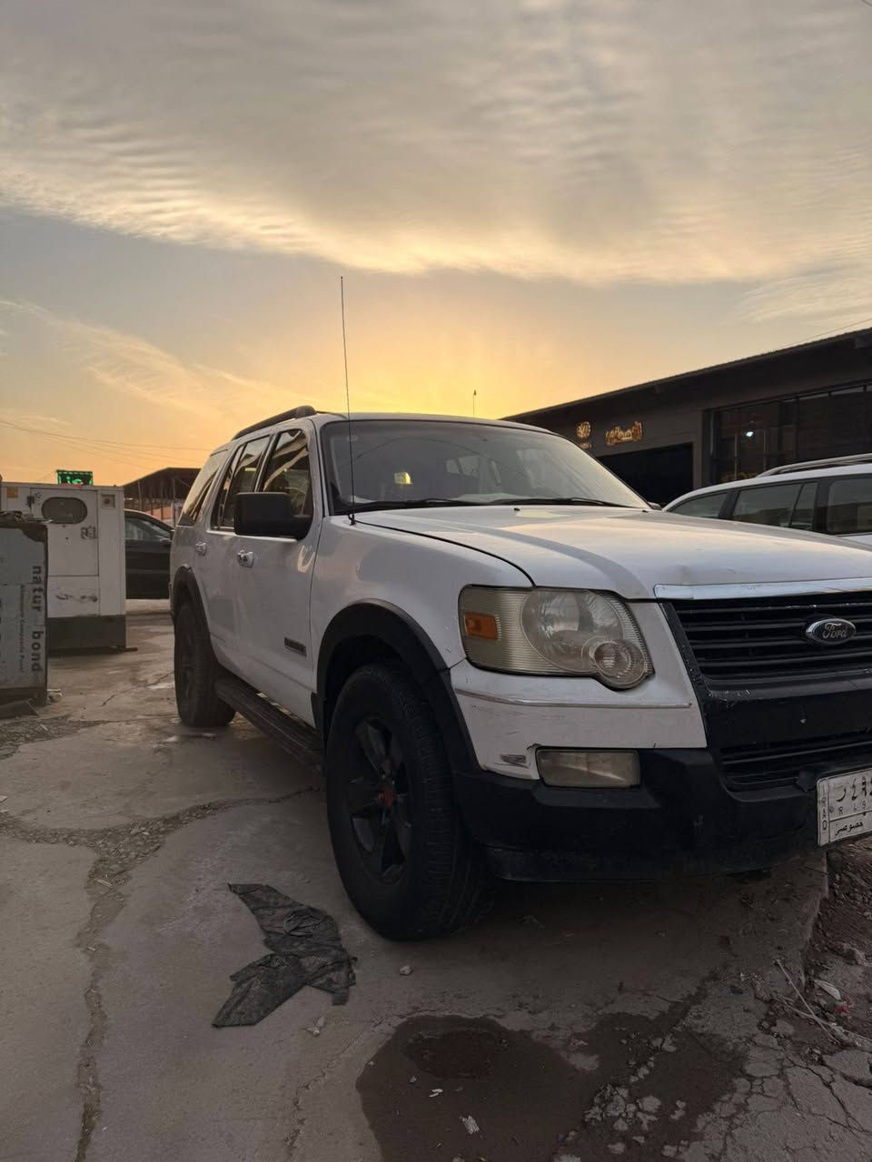 السلام عليكم
فورد إكس بلور 
موديل 2004 
محرك كير بل كارتون مال برادو 
صبغ عام 
داخل جديد مصار يومين من شديته 
رقم انبار ألماني تحويل ثاني يوم 
السياره مناقصه اي شي 
عنوان السياره بغداد 
الاتصال ***********
الاتصال ***********
