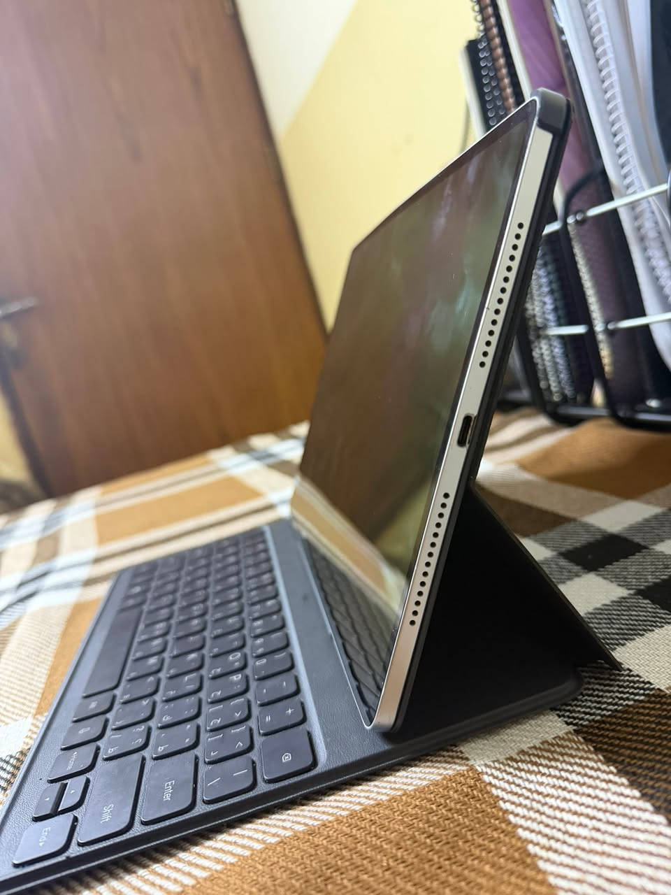 📱 للبيع: Honor MagicPad 2
• الموديل: هونر ماجيك باد 2 (Honor MagicPad 2) - اللون الأبيض الرخامي.
• المواصفات: شاشة OLED تدعم IMAX Enhanced، أداء ممتاز وسريع جداً، وصوت محيطي قوي.
• الملحقات: حافظة كيبورد أصلية (Smart Keyboard).
شاحنة الاصلية 
• الحالة: نظيف جداً وبحالة الممتاز.
• السعر: 575 ألف دينار.
📞 للتواصل: واتساب فقط على الرقم ***********
