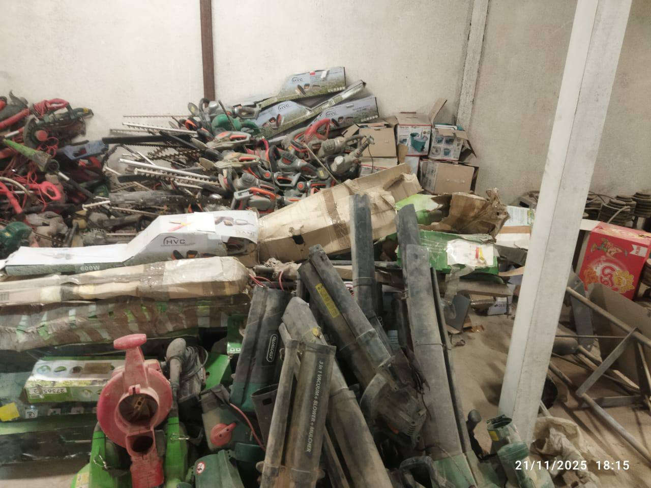 للبيع ولكل الكمية .. تقريبا حمل حاوية ... الاغراض مشكله واكثر شي زراعي وكذلك كهربائية 
بسعر رخيص..تصفيات
كربلاء-الحر  +9647815808901 واتس اب
