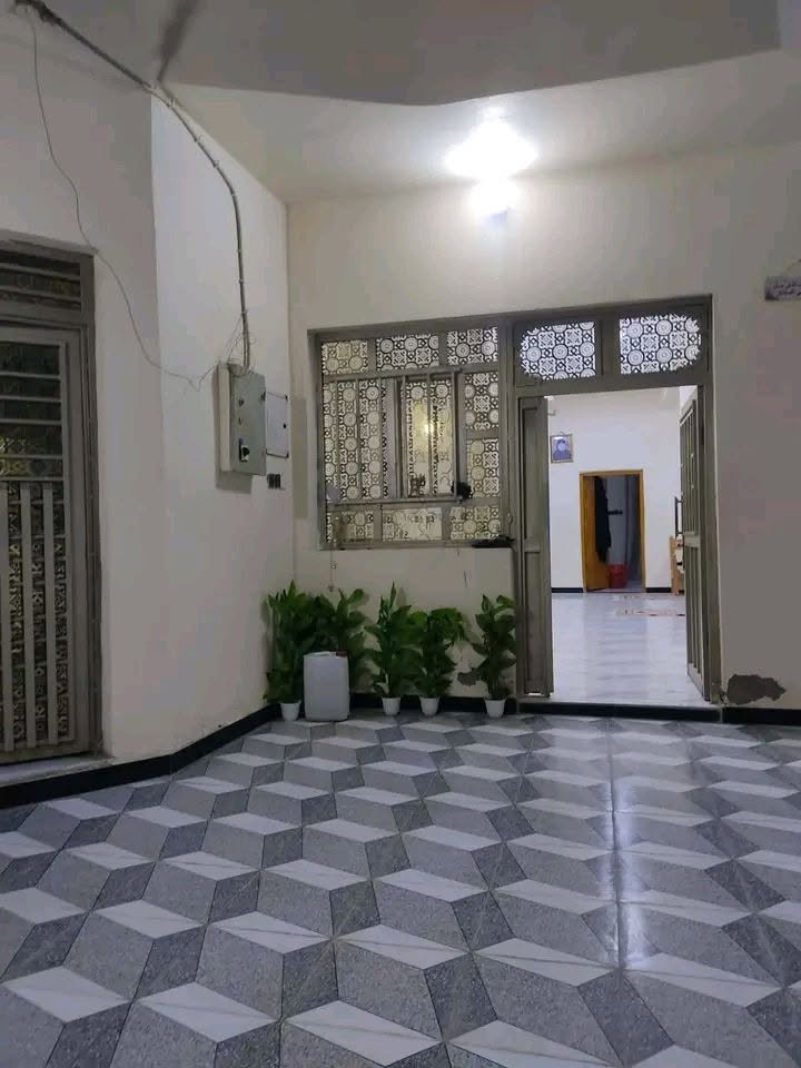 اللهم صلي على محمد وآل محمد 
السلام عليكم 
بيت للبيع طابو صرف حي الامير قرب المدارس قريب الفوج خلف مجمع ركن المدارس 
مواصفات البيت 
المساحه 250
طابقين  
الطابق الاول 
2 غرف 4×5
صاله كبيره 11×4
عرض الممر  متر ونص 
صحيات داخليه 
مطبخ حار وبارد 
استقبل مستقل مع صحياة وحمام خارجي
طارمه 9×5
الطابق الثاني 2 غرف 5×4 صاله 6×4
سعر ١٦٠ بي مجال


**إذا كنت صاحب هذا الإعلان وتريد حذفه لأي سبب، رجاءا أرسل رسالة إلى الدعم الفني**