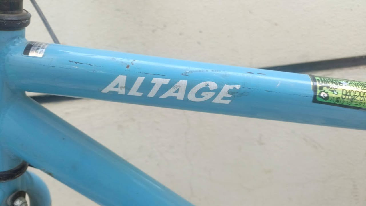 بايسكل ALTGE الياباني
الشركه المصنعه oTOM CORPORATION 

 بايسكل لون سمائي 

 يحتوي عله شخوط خفيفه بسبب انه كان مخزن 

نضافت الشه 85 %

صناعه ياباني 

الشه حديد مخفف بتك ايد تشيله 
 
وياله فضي مع تاير خلفي جديد
 
Tools 

ابيريكات من شركت pro mix 

مدعوم البايسكل من Shimono 

البايسكل من سبع غيارات 

Problems 

انو السرج مايتعلى لاكثر ولا اقل 

the price 

110 وبيه مجال 

مكان بغداد تقاطع درويش 
للاتصال 
***********
