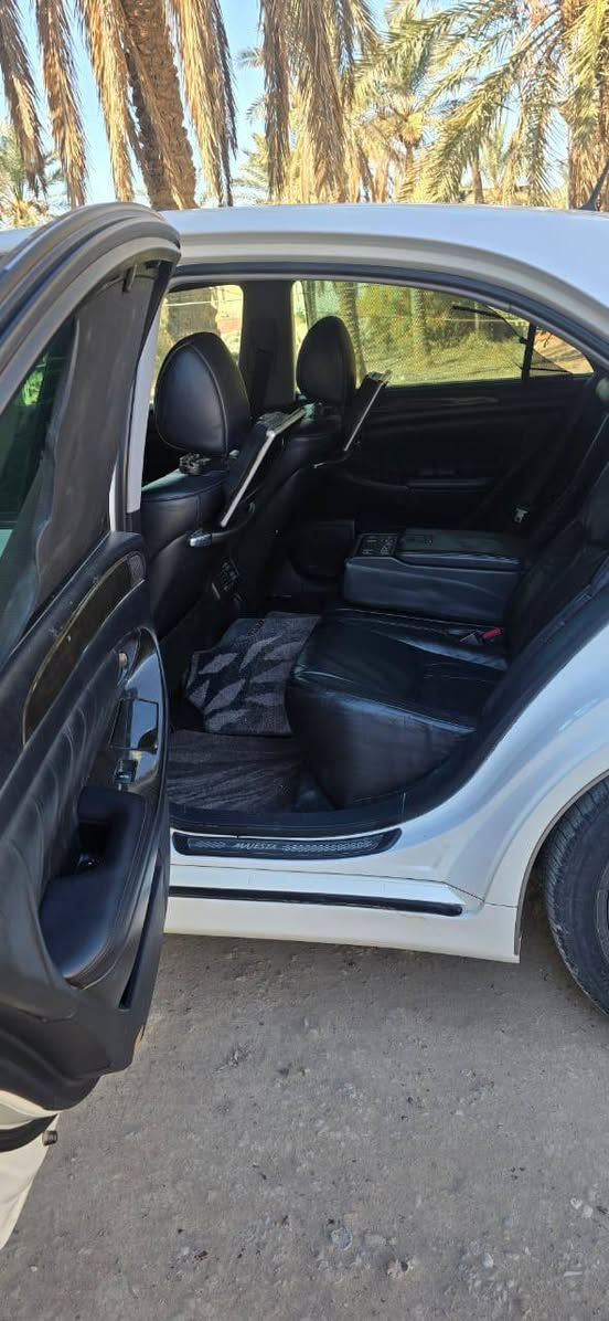 سياره كراون البيع ماجسته مديل2004 فول خمس دكم مكفوله من الحادث والصبغ رقم بصره جوبلس 8سلندر مكاني بصره ***********
