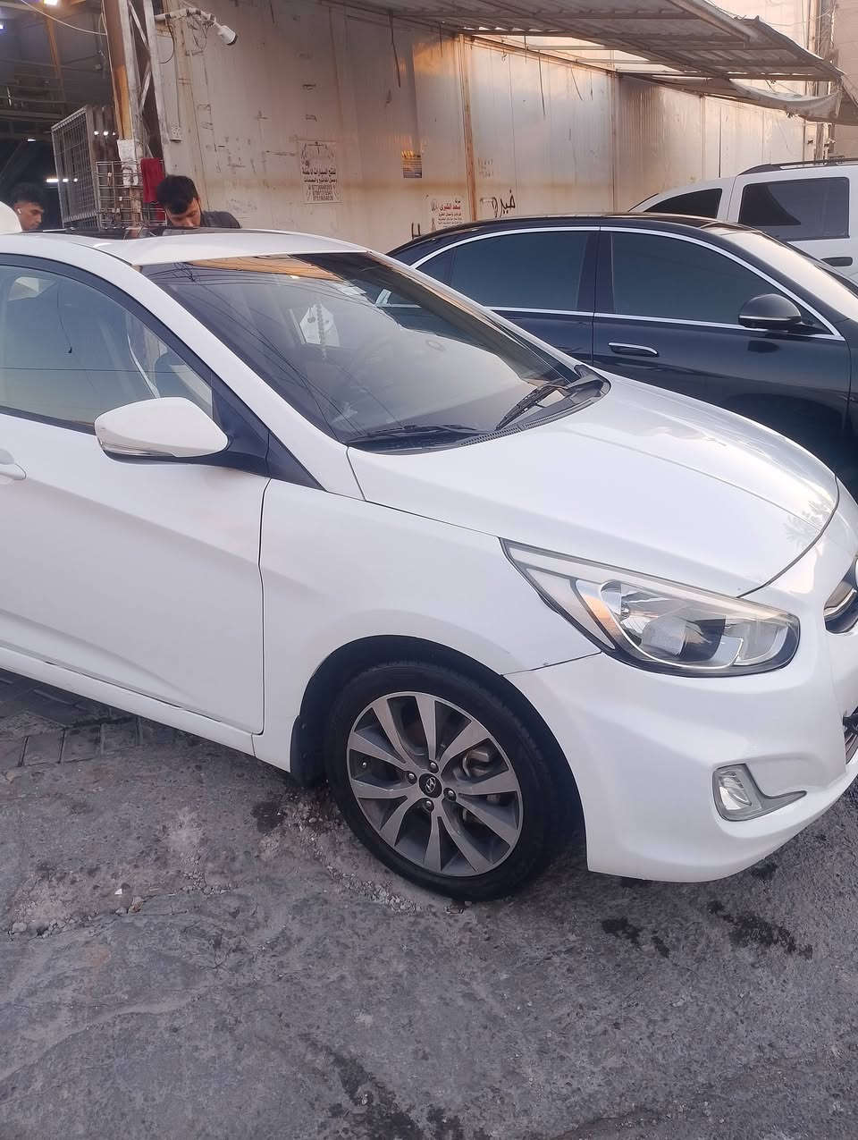 اكسنت 2016 خليجي محرك 1600 ماشية 109 الف كيلو
السياره بيها طخه خفيفة بالجاملخ الامامي ومصبوغ علة كد شبر وصبغ بالجاملغ الخلفي اسفل فتحة البانزين  مع تبديل الباب الخلف السايق  بدون اي تكم او دواخل علما ان الباب مشتريها من سياره زيرو تفصيخ خليجي من سيروان بسنه 2017 الدعاميه الاماميه مبدلها جديده مع وجود الدعاميه الاصليه 
مع وجود بارد بقبغ الجنطة على كد شبر 
السعر 95
المكان بغداد ***********
