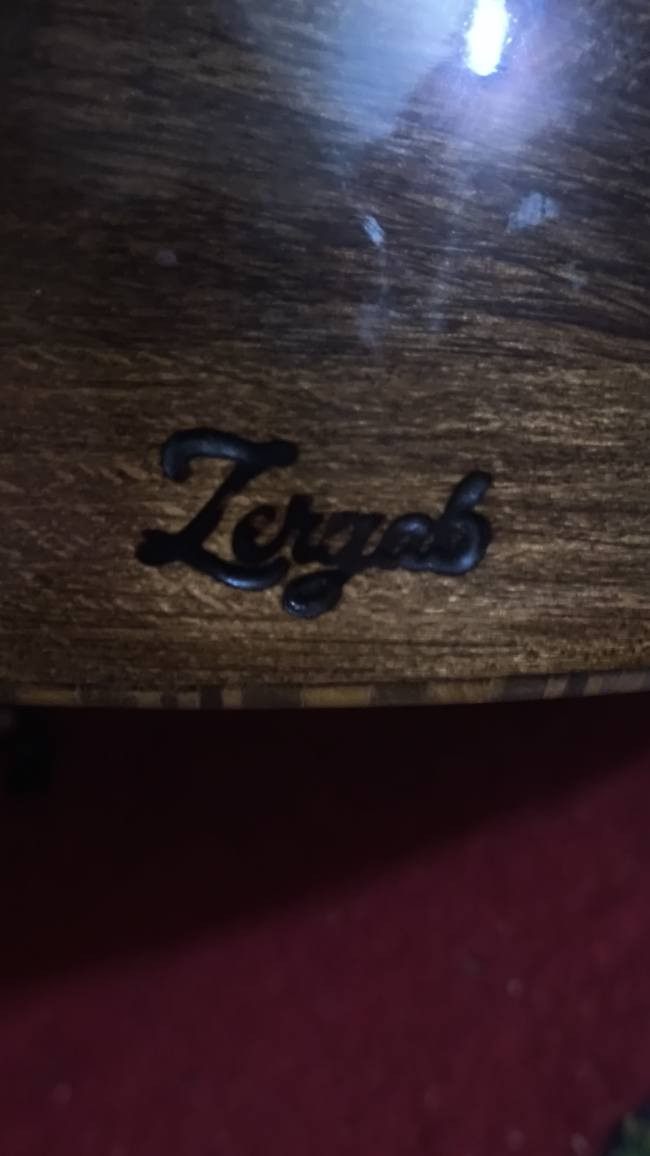 عود عراقي زرياب فئة 0 نظيف للبيع السعر 100 ألف 
مع ريشة و جنطة هدية مجانا 
للأستفسار *********** عمارة, ميسان
