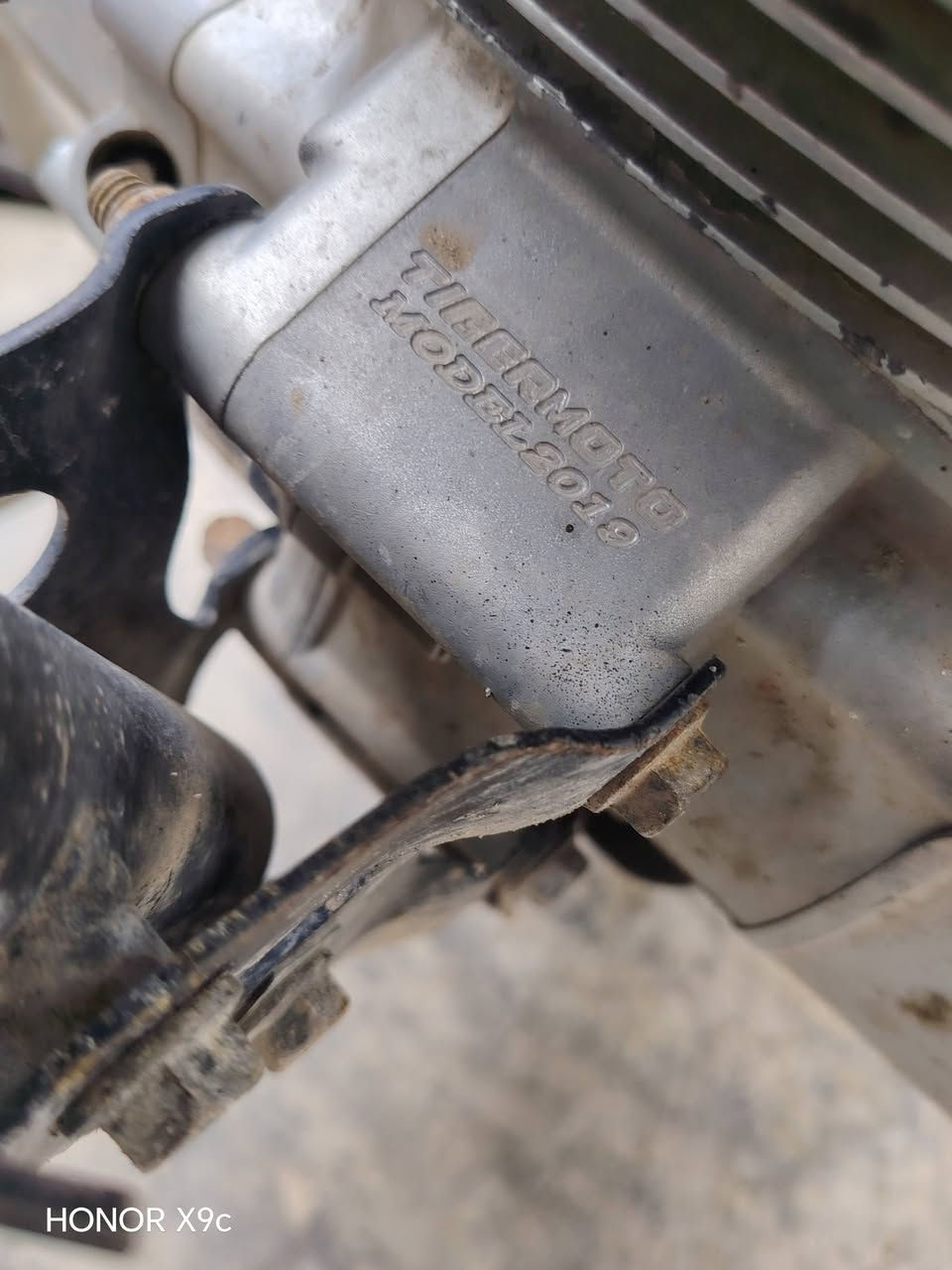 السلام عليكم شباب ماطور للبيع تايجر محرك 19 لوك اي عيب ما ابيه النشاط فول محرك ناعم  موديل 19 المكان كركوك حي النصر السعر 225 وبي مجال تواصل واتساب ***********
