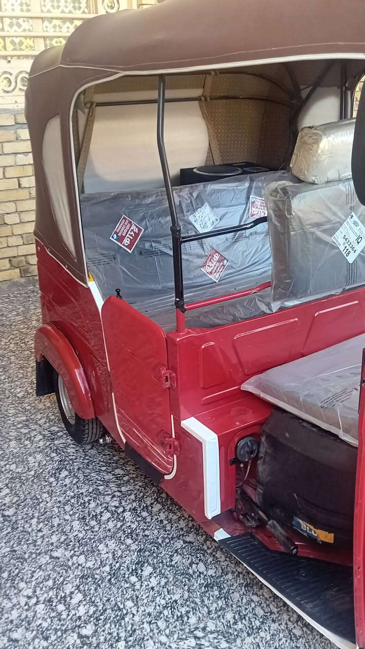 اسلام عليكم تكتك ٢٢ سنويه
التكتك كفاله عامه مكينه كفاله شرط فحص 

الكشره كفاله ماعده زلوغ كلش بصيطه 

دوشمه مسجل مظخم تخم تاير 

تراي زيرو 

التكتك مال جناي الله شاهد 

المكان المجر الكبير 

السعر ٨ و ٦٠٠ وبيها مجال قليل للشراي 

الاستفسار ‎***********
