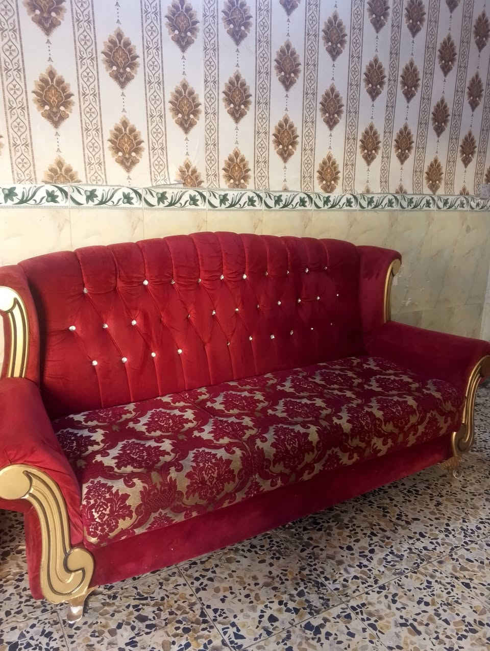 السلام عليكم اخوان تخم اللبيع عراقي 10 مقعد حيل نضيف مكان العبيدي شارع 20 قرب سنتر المصطفى سعر 150 الف  رقم *********** ☎
