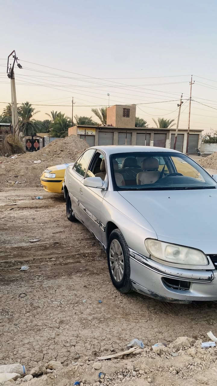 السلام عليكم 
اوبل بزون . 
مكينة وكير ونجي ٢٤٠٠ . 
رقمهة بصرة  والسنوية منتهية ب٢٠٢٢ الشهر ٣ . و التحويل بالبصرة 
راعيهة موجود بيتهم بالحلة  ويريد تحويل . 

الگشر مابي ضربة والسيارة مصبوغة . 

الگير / النمر كلهن مابيهن خلل . 
المحرك / لا تنقيص ولا تبخير . 

السعر المطلوب   18 ورقة 

مكان السيارة / ديالى / الخالص / القصيرين . 

الاتصال على ***********

الشراي يتفضل خاص وآني بخدمته .
