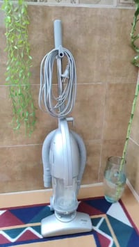 مكنسة محمولة • ١٠٠٠ واط • بدون كيس