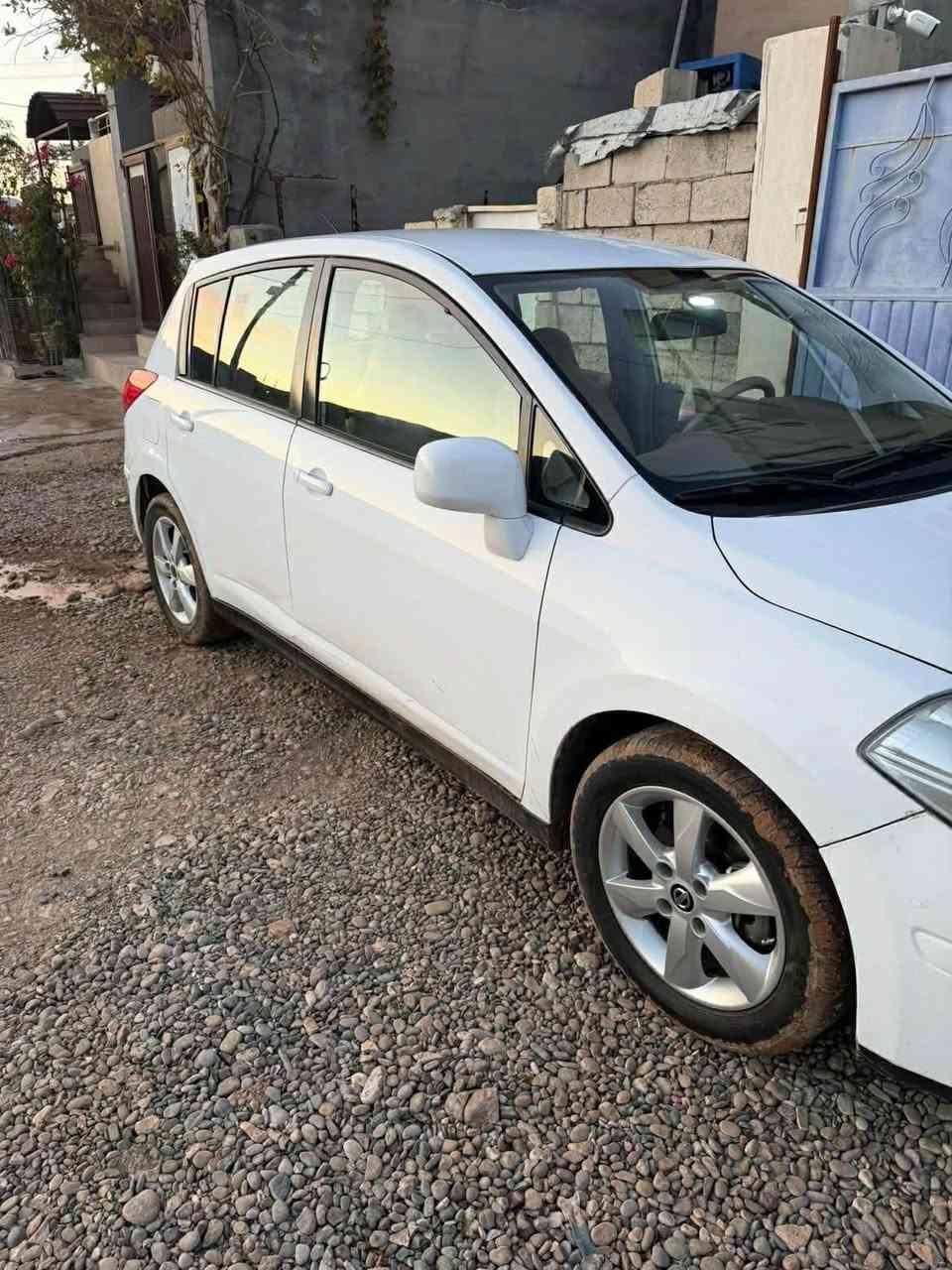 نیسان تیدا ٢٠١١ سپی بەفری گێڕ ئۆتۆماتێك  پەڵەیەگی زۆر بچوك بۆیاغی هەیە ڕەسمی سۆنەرەكەیم داناوە ناو زەرد چوار جام كارەبا ئەی بی ئێس دەبڵ ئێڕباگ  گێڕو مەكینەو تەبریدی ساردو گەرمی بێ عەیبە سەنەویو ڕەقەمی تازەیە بەناوی خۆمانە سەیارەی مەعرەز نییە  بۆ زانیاری *********** وەتس ئەپ و. ڤایبەری لەسەرە شوێن دوكانی سیاحی دخان, السليمانية
