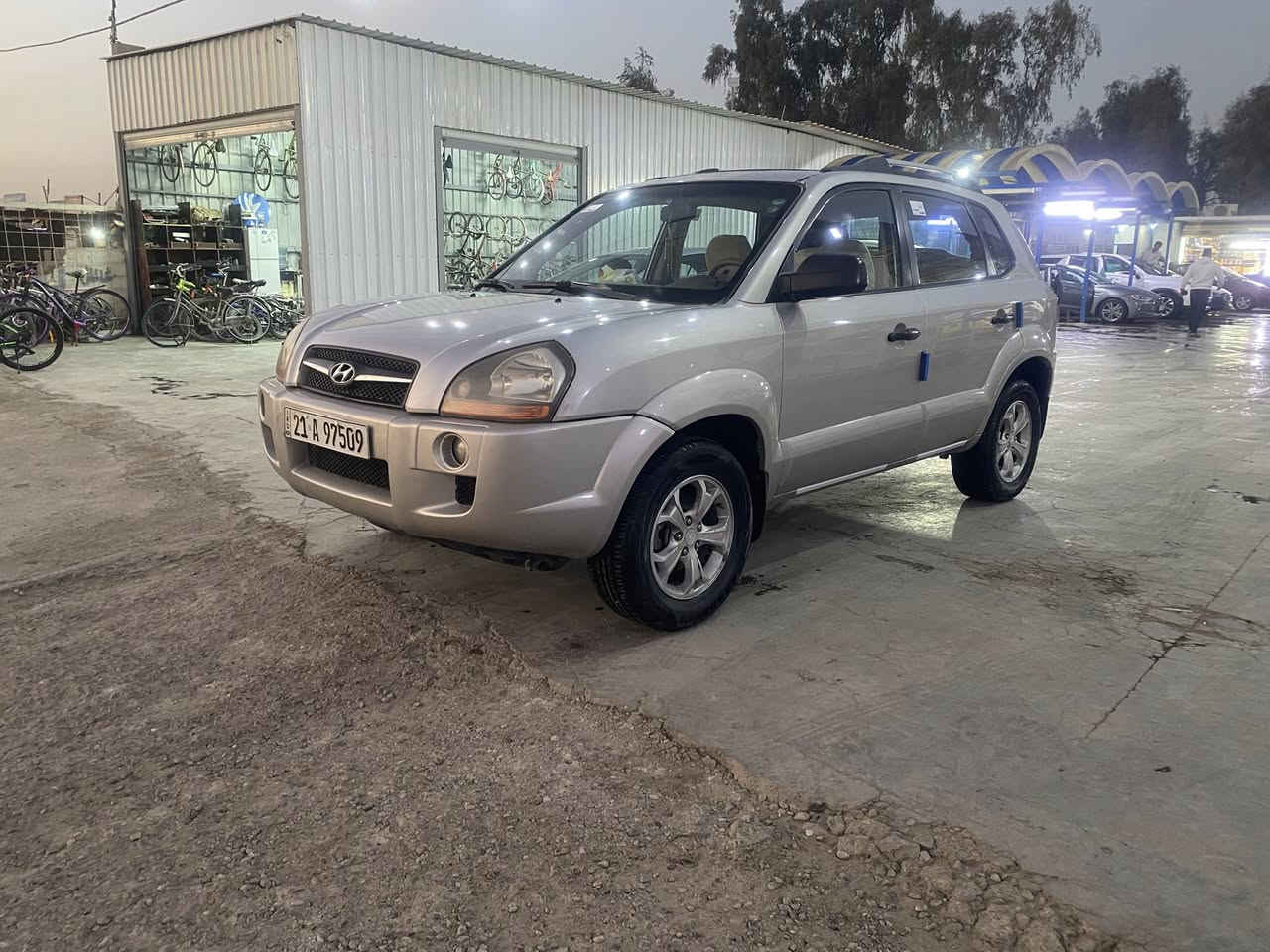 السلام عليكم توسان خليجي 2009بيهه اربع اصابع بل قبغ مال جنطه وبيهه يم قبغ البانزين شخط ومعدل والسونار مرفق ويه الصور الباقي كفاله عامه كيرجديد مكينه ممدوده عليهه سبانه شرط جديده تخم تاير وصدر وباتري كله جديد ماشيه 134حقيقي السياره فول مواصفات ومواصفاتهه معروفه فور ويل مكينه 2000دوش المرغوب4سلندر فتحه جام كهرباء 5ويل كب ولباقي معروف سعر 122وبيهه مجال حك الجيه مكاني بغداد اتصل وتدلل ***********
