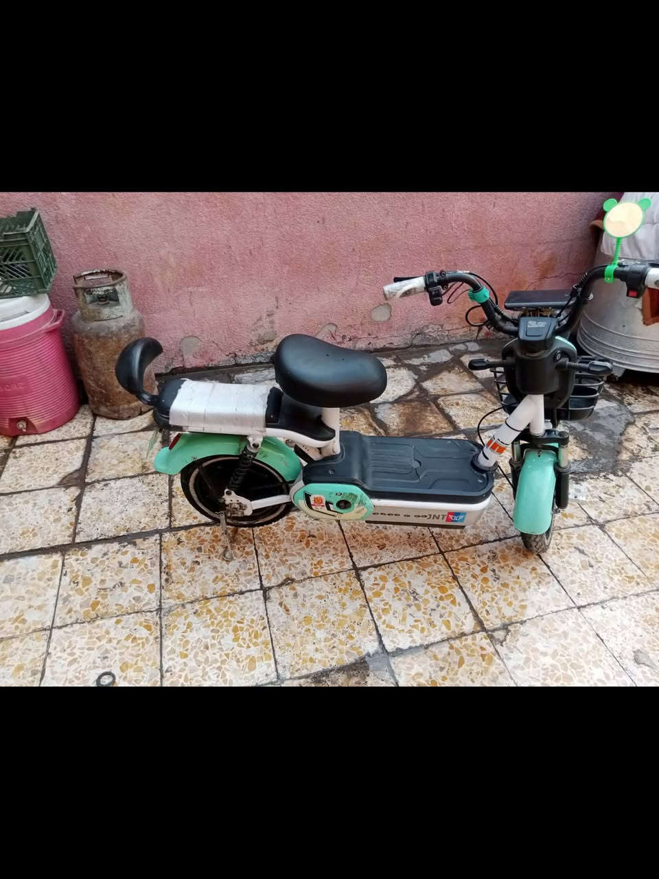 سلام عليكم دراجه شحن للبيع فول مواصفات  هورن لايت بريك امامي خلفي قفل 🔒 خلفي أربع بطاريات دبلات شغالا وكدامك دراجه نضيفه والسرعه 60 السعر 200وبيها مجال حك الجيه  العنوان بغداد العبيدي رقم الهاتف ***********
