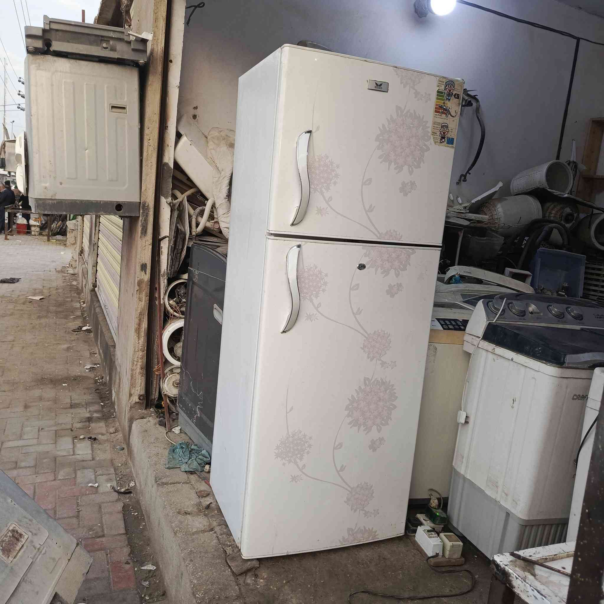 ثلاجه شغاله على ضمان سعر 150 العنوان كربلاء القادسيه قرب امحطه ***********
