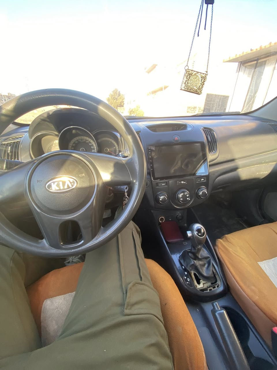 السلام عليكم
سيراتو موديل ١٢ خليجي
مصبوغه حزام واللغد الايسر مضرر 
كير جديد 
كهربائياته يرادلها ترتيب
حداديه نص عمر 
تخم تاير جديد 
باتري جديد 
ااسعر ٧٠ ورقه 
المكان كربلاء
***********
