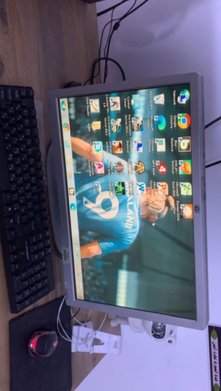 سلام عليكم شباب حاسبة كاملة ذاكرة 500  اللعاب اولاين وياها شريحة نت وياها ثنين كيبورد وياها سماعة وياها باد ماوس وياها الميز حاسبة حلوة ونضيفة رايدها بـ130 رقمي *********** متواجد واتساب وشريحة مكاني بغداد مدينه الصدر
