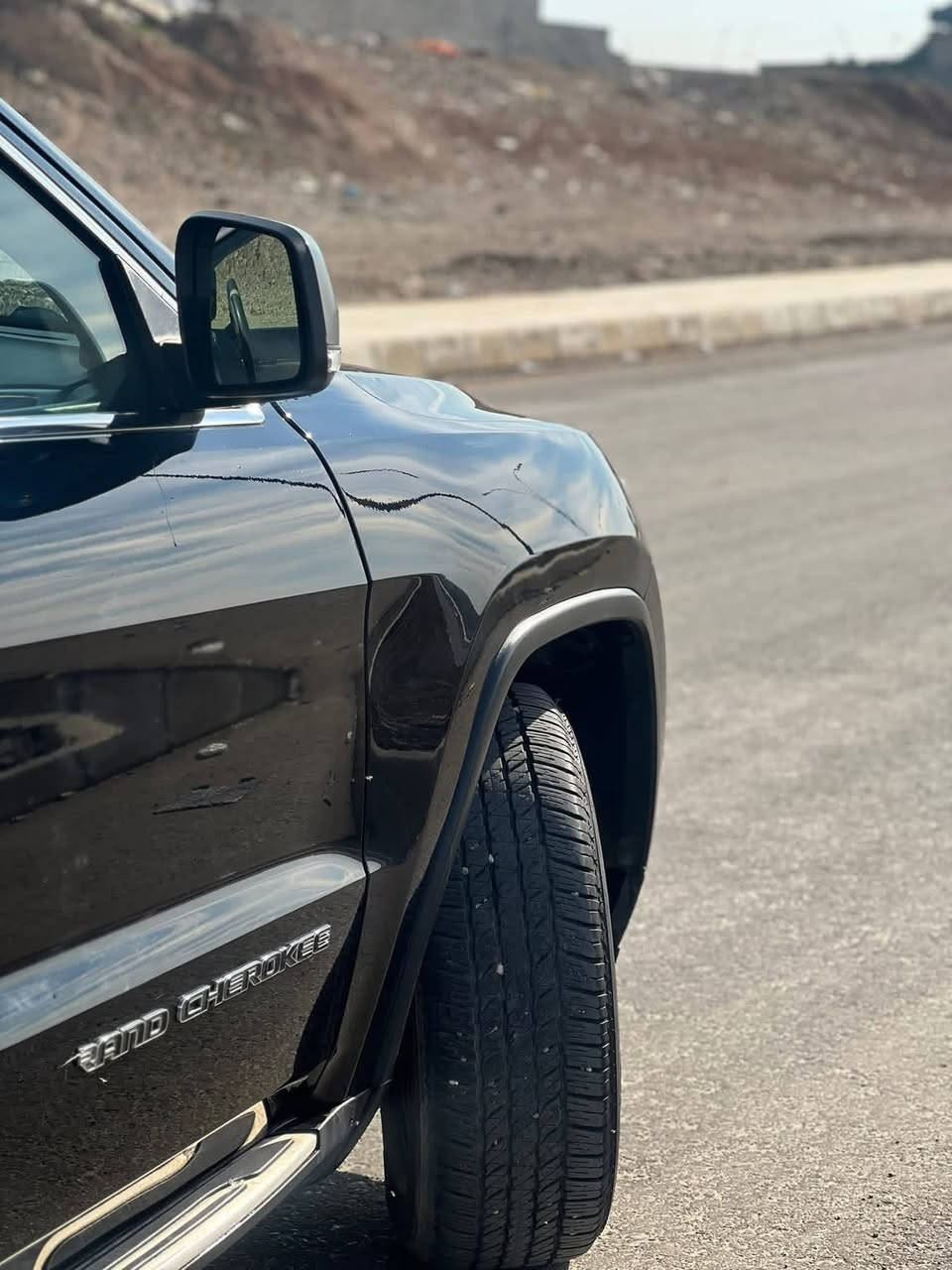 السلام عليكم.                            جيب لمتد 2017 كلين تايتل  السيارة فول           ماشية 98.                                           موصفات السيارة تبريد وتدفئة المقاعد والستيرن بانوراما كشنات خزن وجلد أشاير بل مري  حساس خلفي و شفتات بل ستيرن شاشة كبيرة وبيها بعد هواي مواصفات 
مكان السيارة موصل
السعر 250 
للتواصل الاتصال على الرقم ***********
