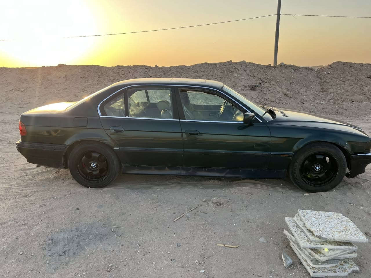 السلام عليكم بي ام دبليو للبيع 730 سيارة عهندي غرفة وباب وصندوك مال تعمير بس ما شادهن ومداكر امامية سيارة للبيع سعر 40 *********** المكينة بيهة تبخير
