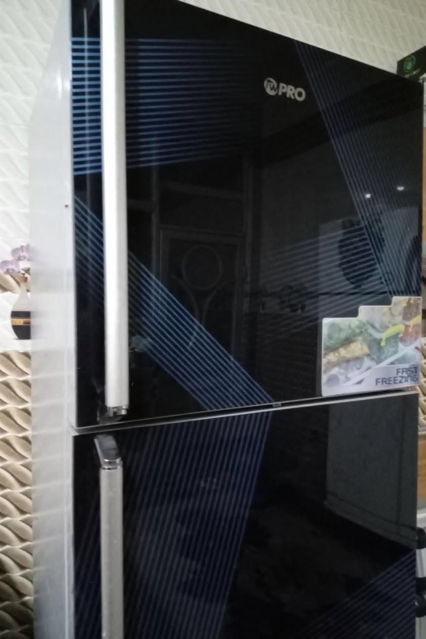 السلام عليكم ثلاجه للبيع جديدة وحجمها كبير صار فترة من اخذتها مستعجل ع بيعتها السعر خاص او الاتصال ع الرقم ***********
