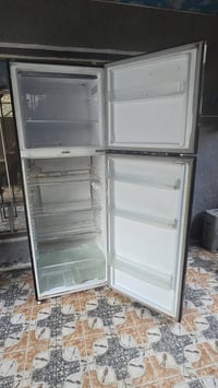 ثلاجة مستعملة الجي العربي حجم الكبير شغالة  السعر ١٥٠ الف  ٠٧٧١٢٣٦٤٧٩٢