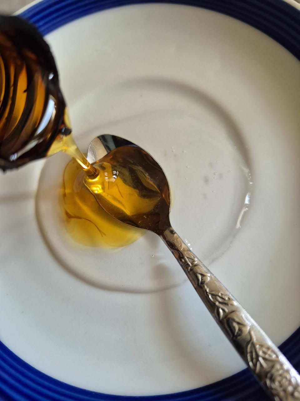 خلي احجيلكم تجربتي الشخصيه ويه هذا شامبو الشيب 
اني اكره صبغ الشعر الأسود الي من بعيد يبين ذاك وينه مصبوغ اسود فاحم اليكول عبالك صبغ احذيه تكرمون ردت شي طبيعي وبنفس الوقت مايأذي الشعر جبت من هذا كتجربه شخصيه  اليه موللكوزمتك  طبعا الكارتونه بيها علبه شامبو وعلبه بروتين للشعر 
ثنيهن تخلطيهن سوة بمقادير متساويه وتستعمليهن بحيث من تكملين ولاعبالك صابغه لاشعر يخشب ولاييبس الشعر لان وياه بروتين مغذي والشغله الثانيه الحلوة ميبقه هواي يعني ربع ساعه ودخلي غسلي وتلكين نتيجه سواد طبيعي يجنننننن سعر العلبه ب١٠ والعلبه بيها شامبو والبروتين سوة
اكثر وحده تتفاعل تفوز كل خميس وحده تفوز


**إذا كنت صاحب هذا الإعلان وتريد حذفه لأي سبب، رجاءا أرسل رسالة إلى الدعم الفني**