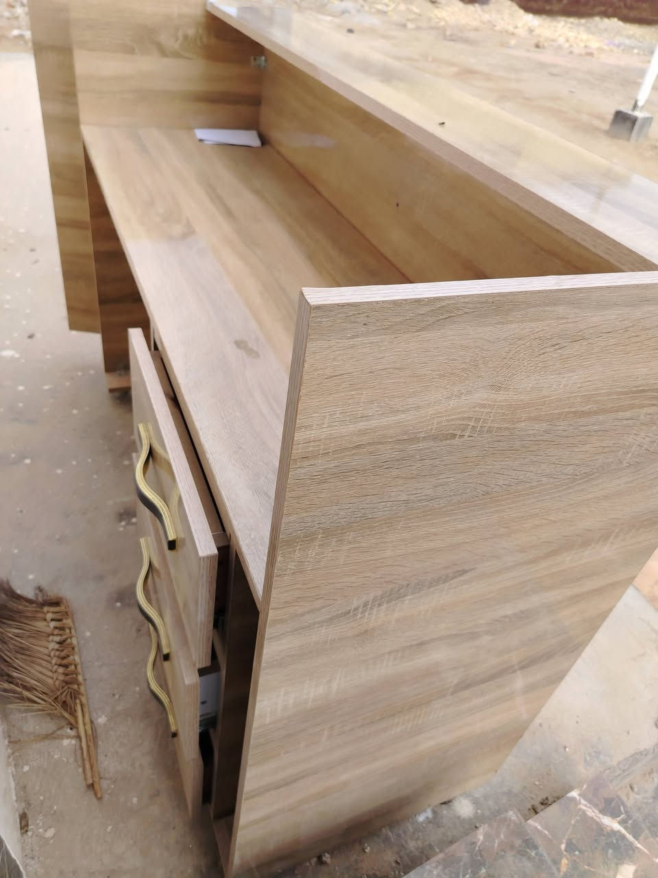 غراض محل للبيع شحنات هتوفون؛؛ + ميز وكرسي طبلات للاستفسار الاتصال على ***********
