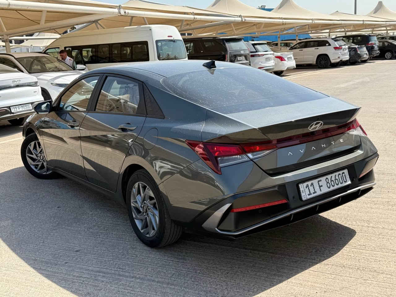 السلام عليكم 

هيونداي أفانتي وارد كوري موديل 2024 هايبرد 

حجم المكينه 1600 تمشي بالتوفيله الوحده 825 كيلو متر 

بيها باب السايق صبغ والجاملغ الايمن امبدل للعلم الاصلي موجود عندي بس بارد بسيط بلا شاصي ولا لغد ولا دواخل مرفق السونار بالمنشور للعلم السياره مايطلع بيها صور حادث لان وارد كوري مابيها صور بيها تقرير فقط وهذا رقم 

شاصيها KMHLM41JGRU083169

ماشيه 43 كيلو متر وقابل للزياده ماشيه شي قليل بالعراق السياره حالها حال الزيرو للعلم كيرها AT بلاد 

عارضها ب 143 وبيها مجال بسيط 

مكانها بغداد حي الجهاد
*********** علي 

مواصفاتها : 

* رونات دجتل (إلكتروني) 
* شاشه كار بلي + أندرويد 
* لد نهاري + عدسات زنون 
* كشنات جلد 
* مري شفط 
*تبريد بيانو + مناخين منفصل 
* حساسات خلفيه 
* حساسات اماميه 
* تنبيه تصادم اماني 
* ستيرن فل تحكم 4 جهات + منبه اهتزاز 
* رادار امامي 
* سايد بريك دكمه 
* 3 مودات قياده سبورت / سمارت / ايكو 
*اوتو هولد 
* دكمه كأمره الخلفيه تحكم بغداد, العراق
