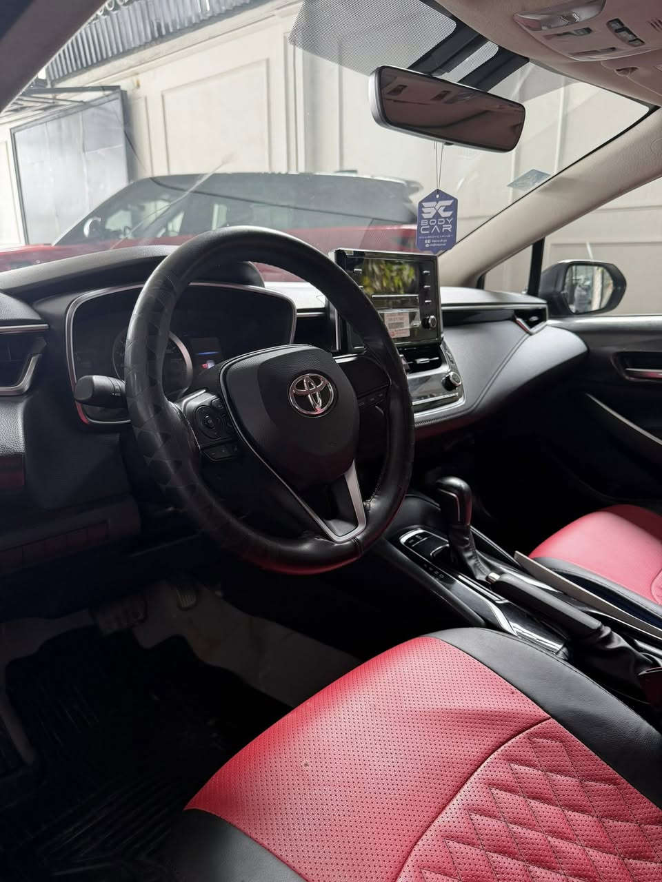 سلام عليكم 
كورلا بانزين 2023 
رقم بغداد 
ماشية 28 الف كيلو 
فتحة سقف
بيهة بارد بلباب الخلف الصدر فقط 
السعر 15,500 وبيهة مجال بسيط
مكان السيارة بغداد الكاظمية جكوك 
***********
