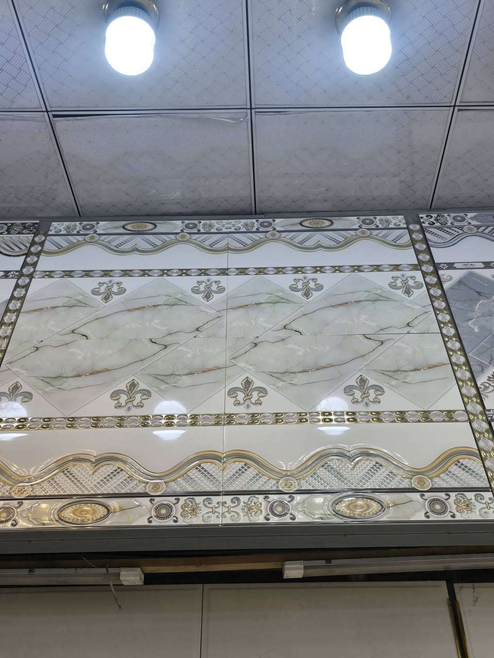 ✨ إزارة سيراميك أنيقة ✨
📏 قياس 60×30 سم
📐 ارتفاع الإزارة 120 سم
🔸 تصميم جميل يضيف لمسة فخامة للجدران
🔸 مثالية للستقبال والممرات و الغرف 
🔸 جودة عالية وتحمل ممتاز
🔸 سهلة التنظيف ومقاومة للرطوبة
💰 السعر بأسعار الجملة – فرصة لا تعوض
🏢 معرض الزهراء للسيراميك والبورسلين
📍 أحدث الموديلات وأفضل الخامات
📞 للتواصل: ***********
