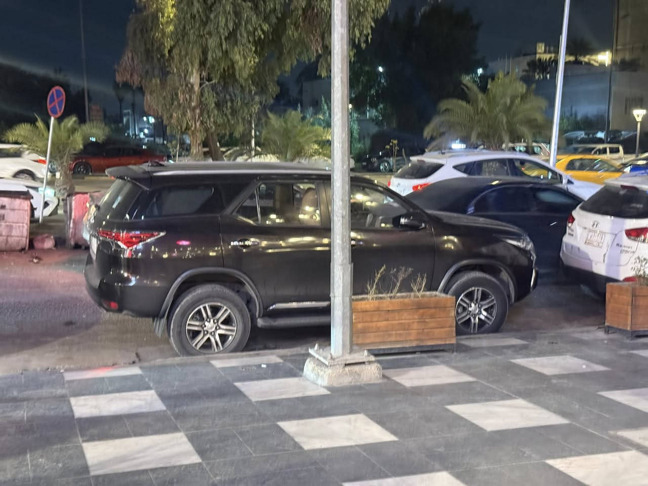 السلام عليكم
للبيع فورتشنر موديل 2018 على ايدي من وكالة ساس ماشية ٧٦ الف كم لون سماكي مكفولة فورويل دفلوك خفيفي وثقيل ٧ راكب ثلاث قطع تبريد موجودة في بغداد منطقة المنصور رايدها ب 245 $ واي استفسار اني حاضر 
دكتور أحمد ***********
